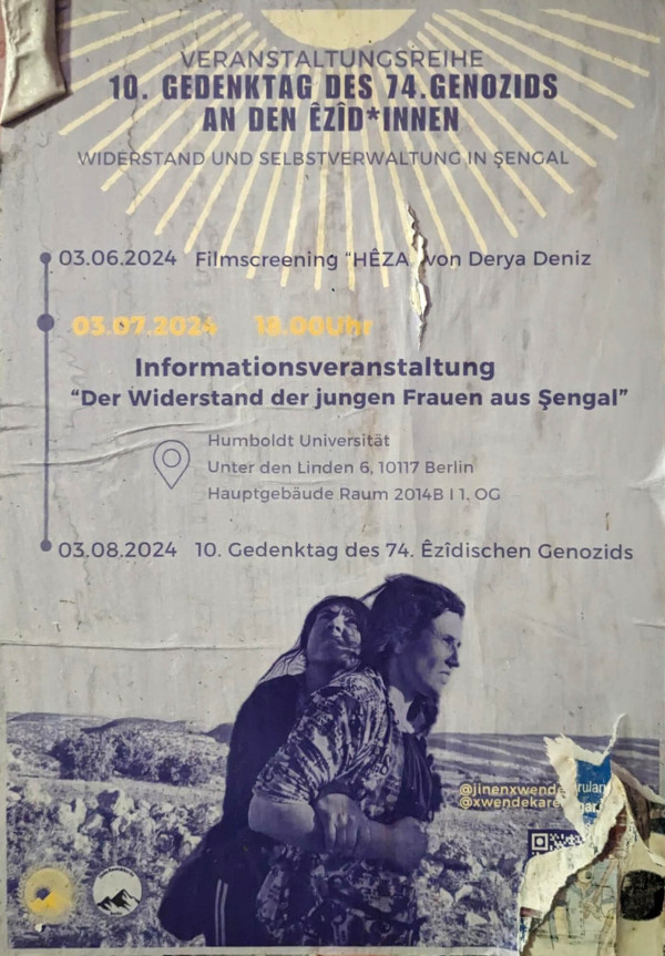 Ein Plakat mit einem blassen Hintergrund zeigt in der oberen Hälfte eine Sonne mit Strahlen. Der Text lautet: "Veranstaltungsreihe 10. Gedenktag des 74. Genozids an den Ezid*innen. Widerstand und Selbstverwaltung in Şengal." Darunter sind Termine: "03.06.2024 Filmscreening 'Heza' von Derya Deniz" und "03.07.2024 18:00 Uhr Informationsveranstaltung 'Der Widerstand der jungen Frauen aus Şengal'." Unten ein Bild von zwei Frauen vor einer Landschaft.