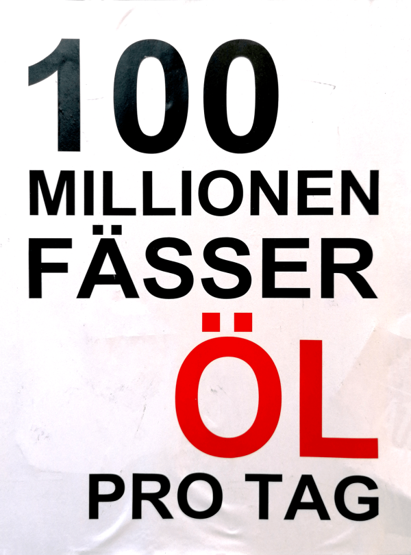 Ein Poster mit weißem Hintergrund zeigt den Text "100 Millionen Fässer Öl pro Tag". Die Zahlen "100" und die Wörter "Millionen", "Fässer" sowie "Pro Tag" sind in schwarzer Schrift dargestellt. Das Wort "Öl" hebt sich in roter Schrift hervor.