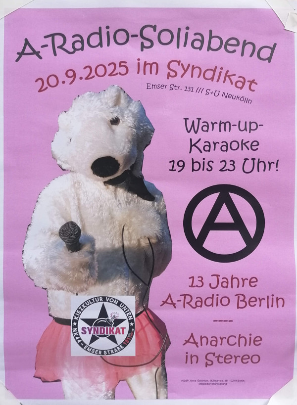 Ein rosa Poster mit dem Titel "A-Radio-Soliabend" in schwarzer Schrift. Darunter steht "20.9.2025 im Syndikat, Emser Str. 131 /// S+U Neukölln". Eine Person im Bärenkostüm hält ein Mikrofon. Rechts ist der Text "Warm-up-Karaoke 19 bis 23 Uhr!" und ein großes "A" in einem Kreis. Unten steht "13 Jahre A-Radio Berlin --- Anarchie in Stereo". Das Logo "SYNDIKAT" ist auf dem Kostüm.
