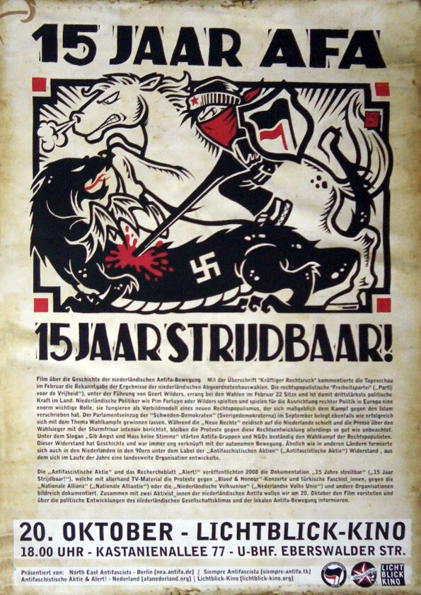 Ein Poster mit dem Text "15 Jaar AFA" und "15 Jaar Strijdbaar!". Oben ist eine grafische Illustration eines Ritters auf einem weißen Pferd, der mit einem Schwert einen schwarzen Löwen mit einem Hakenkreuz angreift. Der Hintergrund ist weiß bis cremefarben, das Design in Schwarz, Rot und Weiß. Darunter befindet sich ein langer Text über die niederländische Antifa-Bewegung. Unten steht "20. Oktober - Lichtblick-Kino, 18.00 Uhr - Kastanienallee 77 - U-Bhf. Eberswalder Str.".