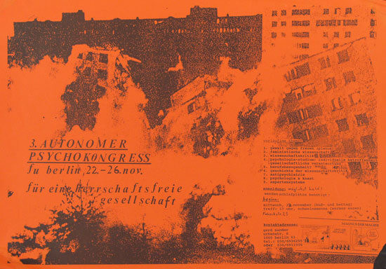Ein orangefarbenes Poster mit schwarzem Druck. Im Hintergrund sind stark kontrastierte, zerstörte Gebäude zu sehen. Der Text links lautet: "3. Autonomer Psychokongress, TU Berlin, 22.-26. Nov., für eine herrschaftsfreie Gesellschaft". Rechts befindet sich eine Liste mit weiteren Details.