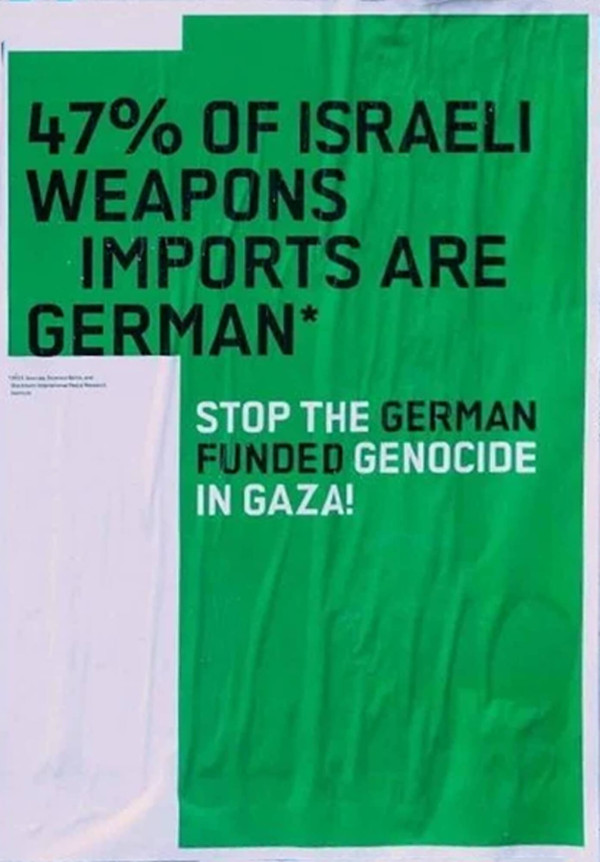 Ein Poster mit grünem Hintergrund und schwarzem Text. Oben steht: "47% of Israeli weapons imports are German*". Darunter steht in weißer Schrift: "Stop the German funded genocide in Gaza!". Das Design ist minimalistisch, mit einem starken Kontrast zwischen dem grünen Hintergrund und dem schwarzen sowie weißen Text. Links unten ist ein kleiner weißer Bereich mit unleserlichem Text, der möglicherweise eine Quelle oder Anmerkung enthält. Es handelt sich beim Design um ein Adbusting der "Gallery Weekend Berlin".