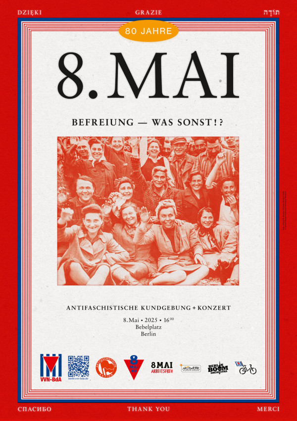 Ein Plakat mit rotem Rand zeigt den Text "80 Jahre 8. Mai" und darunter "Befreiung — was sonst!?". Ein zentrales Foto in Rot zeigt eine Gruppe lächelnder Menschen. Darunter steht "Antifaschistische Kundgebung + Konzert", mit Datum und Ort: "8. Mai 2025, 16:00, Bebelplatz Berlin". Am unteren Rand sind Logos verschiedener Organisationen. Der Hintergrund ist in Weiß gehalten, die Schrift in Schwarz. Oben und unten sind Dankesworte in mehreren Sprachen abgebildet.