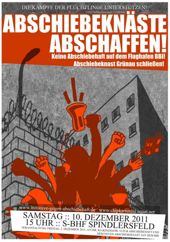 Ein Poster mit dem Titel „Abschiebeknäste abschaffen!“ in großen weißen Buchstaben auf rotem Hintergrund. Darunter steht in kleineren weißen Buchstaben: „Keine Abschiebehaft auf dem Flughafen BBI! Abschiebeknast Grünau schließen!“ Der Hintergrund zeigt graue, stilisierte Gebäude und Zäune mit erhobenen roten Fäusten. Am unteren Rand sind Details zur Veranstaltung: „Samstag: 10. Dezember 2011, 15 Uhr, S-Bhf Spindlersfeld“.