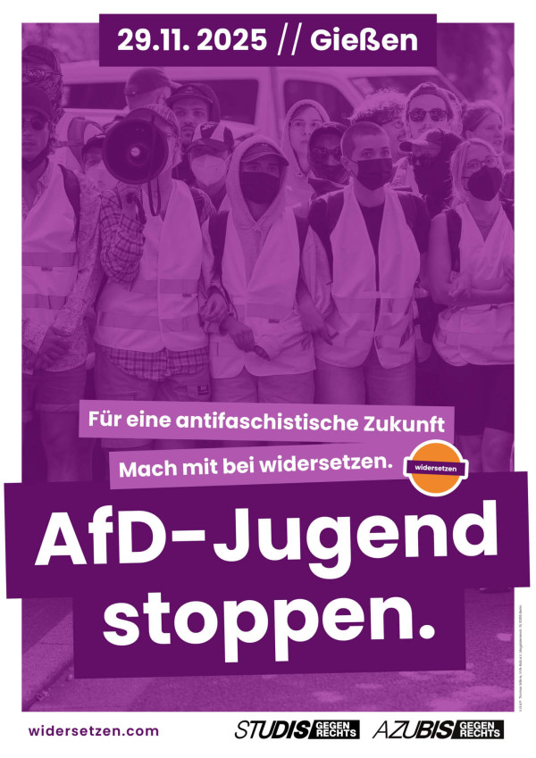 Ein Poster mit einem violetten Verlauf zeigt eine Gruppe von Menschen, die Westen tragen. Oben steht „29.11.2025 // Gießen“ in einem violetten Balken. Darunter steht „Für eine antifaschistische Zukunft. Mach mit bei widersetzen.“ mit einem orange-violetten Logo. Große weiße Schrift auf violettem Hintergrund sagt „AfD-Jugend stoppen.“ Unten links ist die Website „widersetzen.com“ angegeben, rechts die Logos „STUDIS gegen RECHTS“ und „AZUBIS gegen RECHTS“.