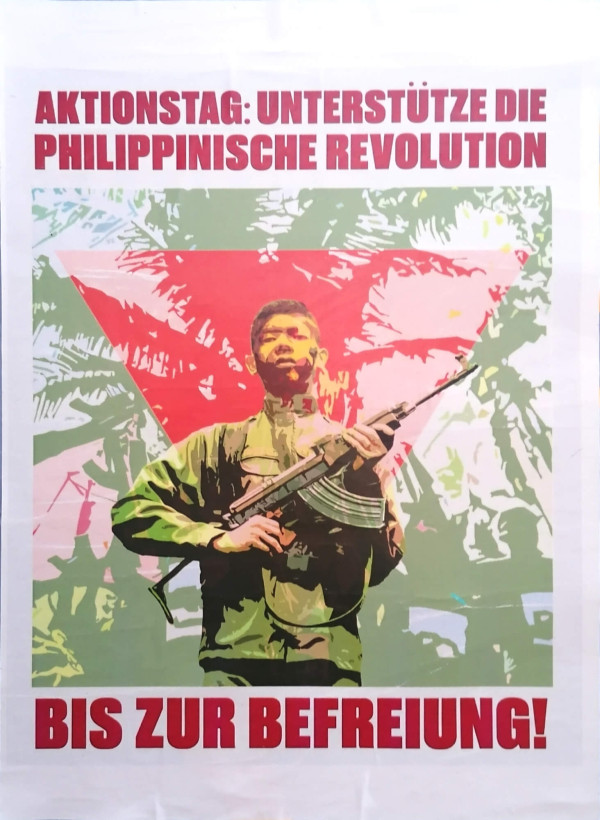Ein Poster mit der Überschrift: "Aktionstag: Unterstütze die philippinische Revolution". Im Vordergrund steht ein Mann in grüner Militärkleidung, der ein Gewehr hält. Der Hintergrund zeigt Palmen in Grün- und Weißtönen, vor einem roten Dreieck. Unten steht der Text: "Bis zur Befreiung!" in roter Schrift.