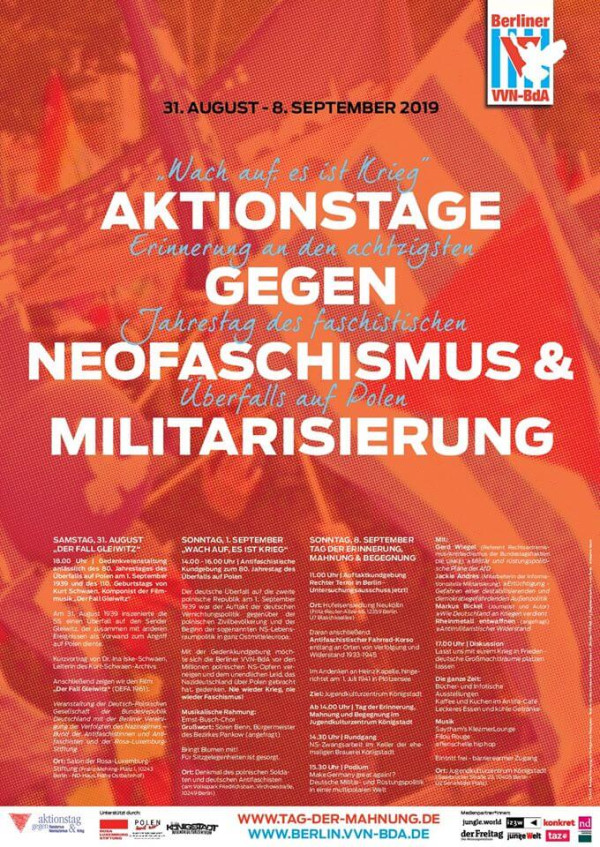 Das Poster hat einen orange-roten Hintergrund und einer Nahaufnahme von Fahnen. Oben steht "31. August - 8. September 2019". Der Haupttext lautet: „Wach auf es ist Krieg“ Aktionstage gegen Neofaschismus & Militarisierung. Darunter sind Veranstaltungsdetails zu den Tagen Samstag, 31. August, Sonntag, 1. September und Sonntag, 8. September aufgelistet. Oben rechts befindet sich das Logo der Berliner VVN-BdA. Unten sind Partnerlogos und die Webseiten www.tag-der-mahnung.de und www.berlin.vvn-bda.de angegeben.