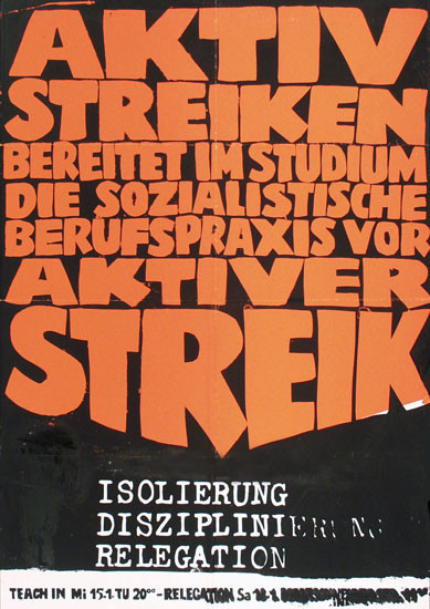 Orange-schwarzes Plakat mit fettgedrucktem Text: "Aktiv streiken bereitet im Studium die sozialistische Berufspraxis vor." Kleinerer Text darunter lautet: "Isolierung Disziplinierung Relegation".