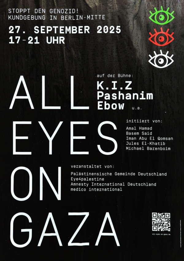 Ein Poster mit schwarzem Hintergrund und weißem Text. Oben steht "Stoppt den Genozid! Kundgebung in Berlin-Mitte" gefolgt vom Datum "27. September 2025, 17-21 Uhr". Groß in der Mitte: "All Eyes On Gaza". Rechts sind drei illustrierte Augen in grün, rot und weiß. Auf der Bühne: K.I.Z, Pashanim, Ebow u.a. Initiiert von Amal Hamad und anderen. Veranstaltet von der Palästinensischen Gemeinde Deutschland und anderen Organisationen. Unten ein QR-Code und die Website "all-eyes-on-gaza.de".