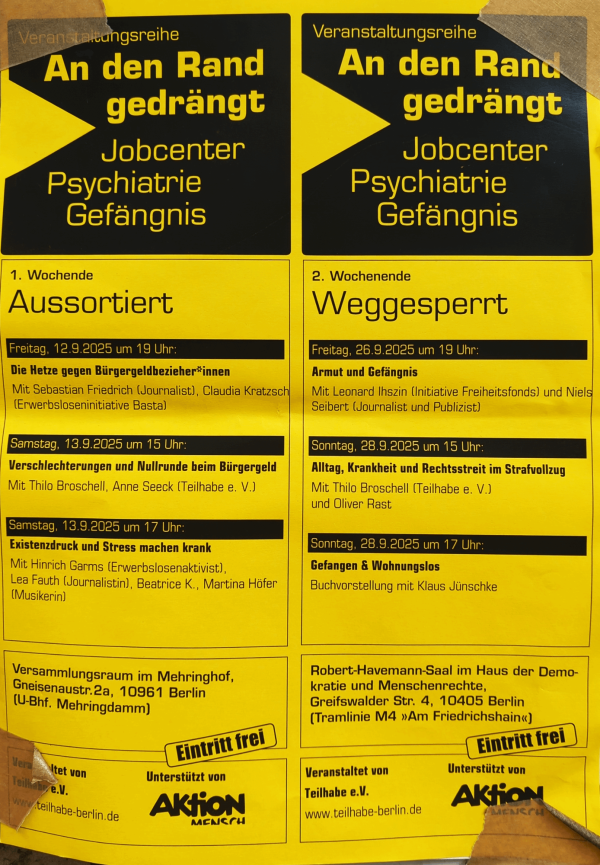 Ein gelbes Poster mit schwarzem Text. Oben steht „Veranstaltungsreihe: An den Rand gedrängt. Jobcenter, Psychiatrie, Gefängnis.“ Es gibt zwei Spalten: „1. Wochenende: Aussortiert“ mit Veranstaltungen am 12. und 13. September 2025 und „2. Wochenende: Weggesperrt“ am 26. und 28. September 2025. Unten sind Adressen für Veranstaltungsorte in Berlin. Unterstützt von Aktion Mensch und veranstaltet von Teilhabe e.V. Eintritt frei.