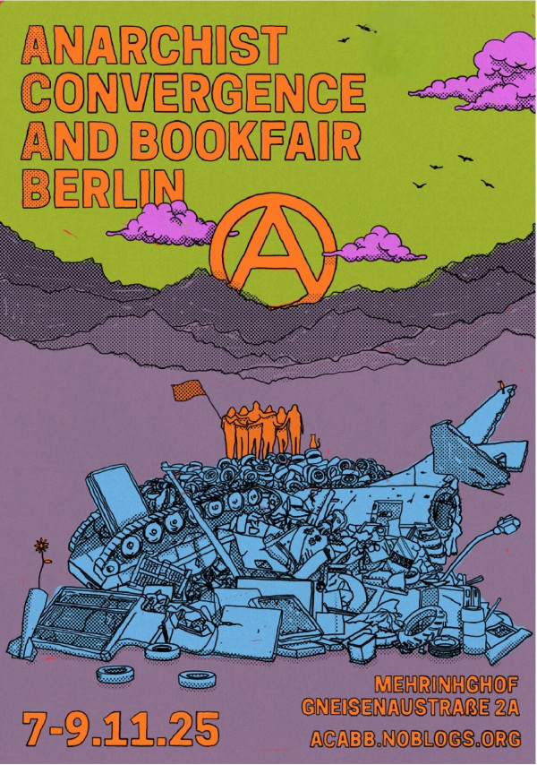 Ein Poster mit grünem Hintergrund und lila Wolken zeigt den Text "Anarchist Convergence and Bookfair Berlin" in orange. Ein großes Anarchie-Symbol ist in der Mitte. Unten ist eine Illustration eines blauen Trümmerhaufens aus Panzern und Flugzeugen, auf dem orangefarbene Figuren mit einer Fahne stehen. Der Text unten links lautet "7-9.11.25" und rechts "Mehringhof Gneisenaustraße 2A acabb.noblogs.org" in orange.