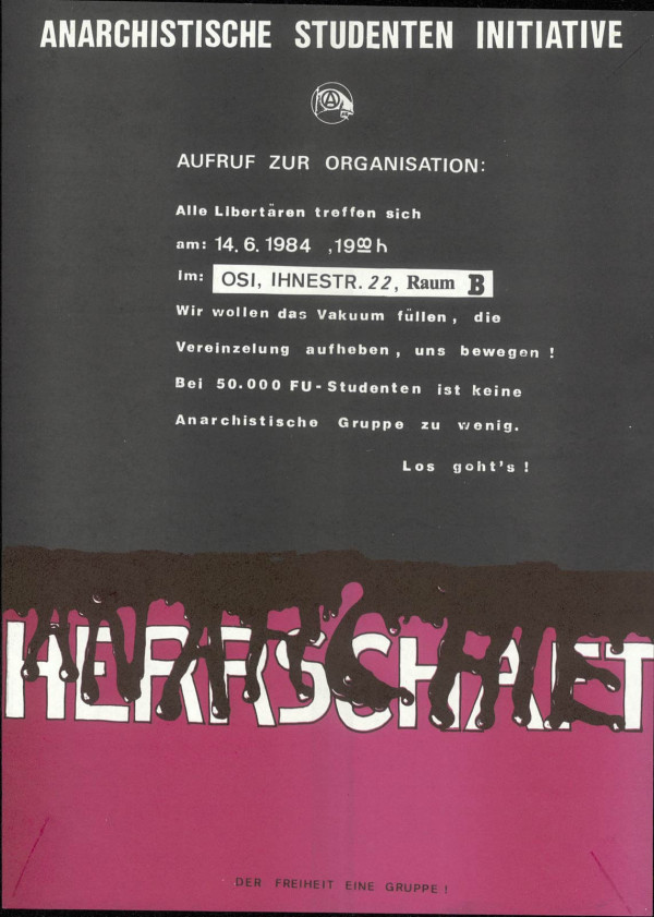 Ein Poster mit schwarzem Hintergrund und weißem Text mit der Überschrift "Anarchistische Studenten Initiative". Darunter steht "Aufruf zur Organisation" mit Informationen: "Alle Libertären treffen sich am 14.6.1984, 19:00 h im: OSI, Ihnestr. 22, Raum B". Weitere Botschaft: "Wir wollen das Vakuum füllen, die Vereinzelung aufheben, uns bewegen! Bei 50.000 FU-Studenten ist keine Anarchistische Gruppe zu wenig. Los geht's!" Unten ein magenta Bereich mit dem Wort "Herrschaft" in großen Buchstaben, der mit dem schwarzen Wort "Anarchie" überlagert wird.