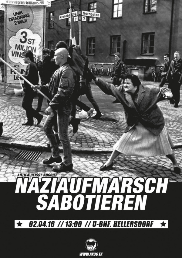Ein Schwarz-Weiß-Poster zeigt eine Straßenszene, in der eine Frau in einem Rock einem Mann mit einem Fahnenmast entgegentritt. Der Hintergrund zeigt eine Straße mit Straßenschildern. Unten steht in großen Buchstaben: "Nazimarsch sabotieren". Darunter: "02.04.16 // 13:00 // U-Bhf. Hellersdorf". Links darüber steht "Antifa heißt Angriff". Die Farben sind hauptsächlich schwarz, weiß und grau.