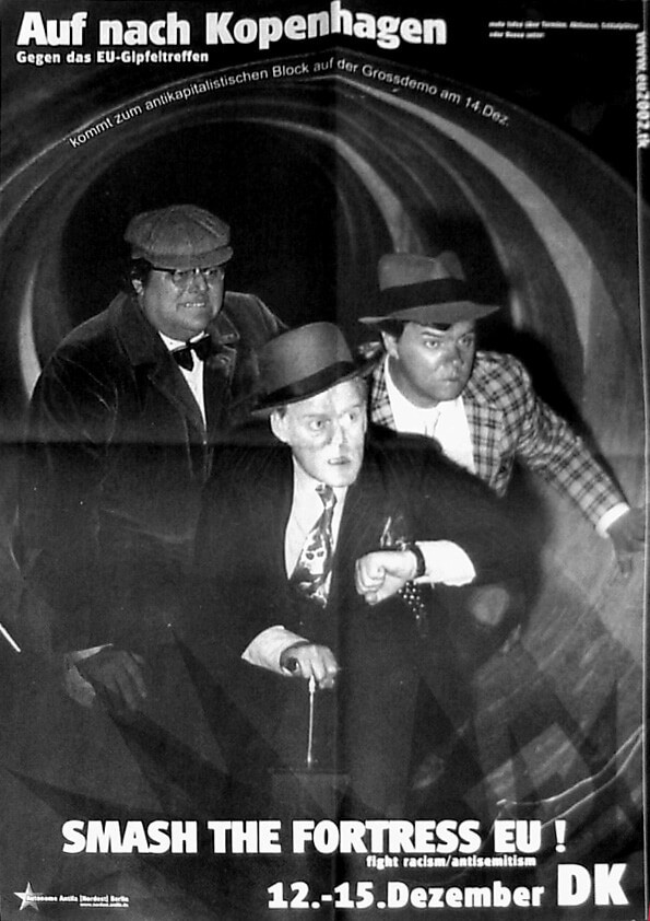 Schwarz-weißes Poster mit drei Männern in Anzügen und Hüten, die entschlossen schauen. Oben steht "Auf nach Kopenhagen" und "Gegen das EU-Gipfeltreffen". Darunter: "Kommt zum antikapitalistischen Block auf der Großdemo am 14 Dez". Unten der Slogan "Smash the Fortress EU!", gefolgt von "fight racism/antisemitism" und "12.-15. Dezember DK".