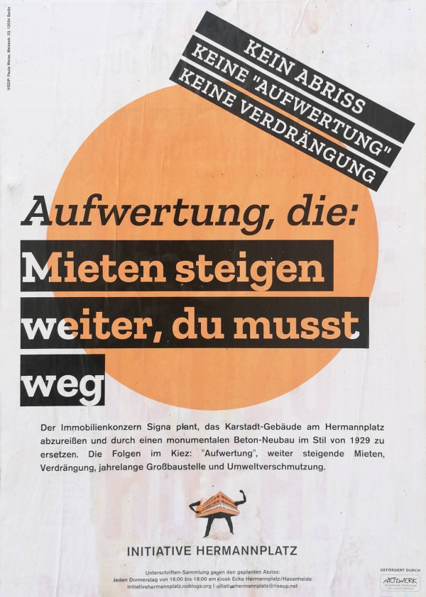 Ein Poster mit einem großen orangefarbenen Kreis im Hintergrund. Am oberen Rand stehen in weißen Buchstaben auf schwarzem Hintergrund: "Kein Abriss, Keine 'Aufwertung', Keine Verdrängung". Darunter in schwarzem Text: "Aufwertung, die:". In großen Buchstaben steht: "Mieten steigen weiter, du musst weg". Unten ist ein Text über die Pläne von Signa, das Karstadt-Gebäude am Hermannplatz abzureißen. Am unteren Rand steht "Initiative Hermannplatz" mit Logo.