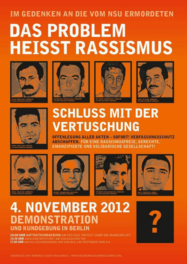 Ein orangefarbenes Plakat mit weißem und schwarzem Text. Oben steht: "Im Gedenken an die vom NSU Ermordeten". Darunter: "Das Problem heißt Rassismus". Es folgen neun Porträts von Personen mit Namen darunter. In der Mitte steht: "Schluss mit der Vertuschung" und ein Aufruf zur Offenlegung von Akten. Unten: "4. November 2012 Demonstration und Kundgebung in Berlin" mit Uhrzeiten und Veranstaltungsorten. Ein Fragezeichen in einem schwarzen Kasten ist rechts unten abgebildet.