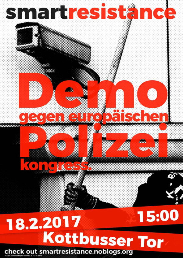 Ein Poster mit einem schwarz-weißen Bild einer Überwachungskamera und einer Person, die mit einer Stange gegen die Kamera schlägt. Oben steht "smartresistance" in schwarz und rot. Darunter in großen roten Buchstaben "Demo gegen europäischen Polizeikongress". Unten sind rote Balken mit weißem Text: "18.2.2017", "15:00", "Kottbusser Tor". Am unteren Rand in kleiner weißer Schrift: "check out smartresistance.noblogs.org".