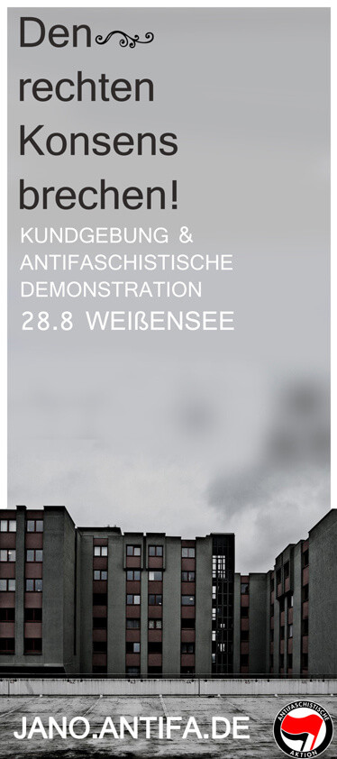 Ein Poster mit dem Text: "Den rechten Konsens brechen! Kundgebung & antifaschistische Demonstration 28.8. Weißensee jano.antifa.de". Der Hintergrund zeigt ein graues, mehrstöckiges Gebäude unter einem bewölkten Himmel. Unten rechts befindet sich ein rundes Logo der Antifaschistischen Aktion in Schwarz, Rot und Weiß. Das Design ist schlicht mit einem überwiegend grauen Farbschema.