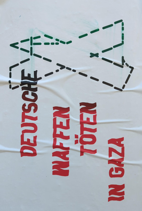 Ein Plakat mit einem weißen Hintergrund zeigt den Umriss einer grünen, gestrichelten Drohne. Darunter steht vertikal in roter Schrift "Deutsche Waffen töten in Gaza". Der Druck verläuft von oben nach unten grün bis rot.