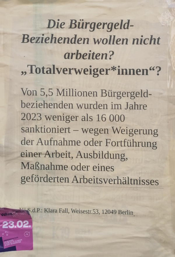 Ein Plakat mit beigem Hintergrund zeigt den Text: „Die Bürgergeld-Beziehenden wollen nicht arbeiten? ‚Totalverweiger*innen‘? Von 5,5 Millionen Bürgergeldbeziehenden wurden im Jahre 2023 weniger als 16.000 sanktioniert – wegen Weigerung der Aufnahme oder Fortführung einer Arbeit, Ausbildung, Maßnahme oder eines geförderten Arbeitsverhältnisses.“ Der Text ist in schwarzer Schrift gehalten.