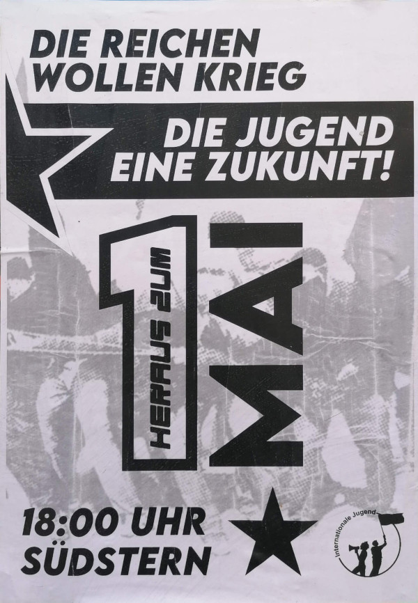 Ein schwarz-weißes Poster mit dem Text: "Die Reichen wollen Krieg. Die Jugend eine Zukunft!" Oben links ist ein schwarzer Stern. In der Mitte steht "Heraus zum 1. Mai". Unten links steht "18:00 Uhr Südstern". Unten rechts ist ein schwarzer Stern und das Logo "Internationale Jugend" mit Umrissen von zwei Personen, die eine Fahne halten. Der Hintergrund zeigt ein Bild von Menschen in Bewegung.