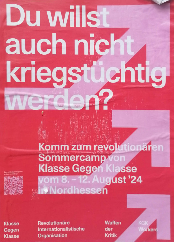 Ein rotes Poster mit weißem Text und drei großen, hellrosa Pfeilen im Hintergrund. Oben steht: "Du willst auch nicht kriegstüchtig werden?" Darunter: "Komm zum revolutionären Sommercamp von Klasse Gegen Klasse vom 8. - 12. August '24 in Nordhessen." Unten links befindet sich ein QR-Code mit dem Text: "Zum vorläufigen Programm und zur Anmeldung". Am unteren Rand stehen Namen der Organisationen: "Klasse Gegen Klasse", "Revolutionäre Internationalistische Organisation", "Waffen der Kritik", "KGK Workers".
