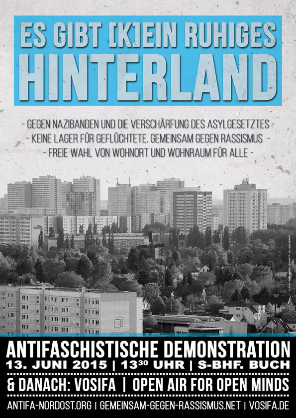 Das Plakat hat eine blaue und graue Farbgebung. Es lautet "ES GIBT [K]EIN RUHIGES HINTERLAND" und zeigt eine Stadtlandschaft. Einzelheiten zu einer antifaschistischen Demonstration am 13. Juni 2015 finden Sie weiter unten.