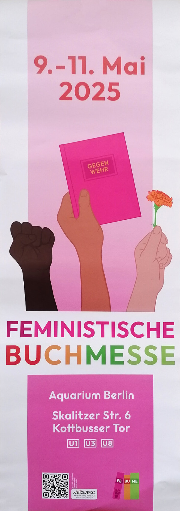 Ein Poster mit rosa Hintergrund zeigt drei erhobene Hände: eine schwarze Faust, eine Hand mit einem pinken Buch mit der Aufschrift "Gegen Wehr", und eine Hand mit einer orangefarbenen Nelke. Oben steht in roten Buchstaben "9.-11. Mai 2025". Unten steht "Feministische Buchmesse" in bunten Buchstaben. Darunter sind die Details: "Aquarium Berlin, Skalitzer Str. 6, Kottbusser Tor". Ein QR-Code und das Logo "Netzwerk" sind ebenfalls sichtbar.