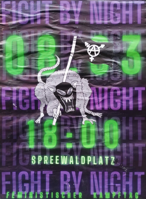 Ein Poster mit dunklem Hintergrund zeigt den Text "Fight by Night" in lila Schrift. Im Vordergrund ist eine aggressiv aussehende Ratte mit einer schwarzen Maske, die eine Fahnenstange hält. Auf der Fahne ist ein Anarchie-Symbol. In grüner Leuchtschrift steht "08.03." und "18:00". Unten ist der Ort "Spreewaldplatz" in Weiß und "Feministischer Kampftag" in Grün zu lesen.