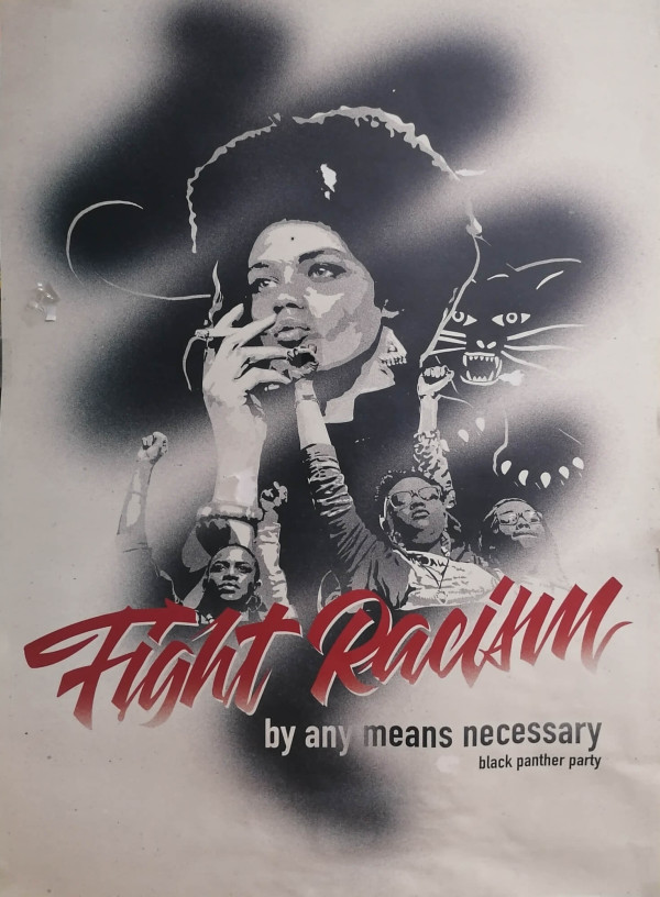 Ein Poster mit einem Porträt einer Frau im Vordergrund, die eine Zigarette hält. Im Hintergrund sind Figuren mit erhobenen Fäusten und ein gezeichneter Pantherkopf. Der Hintergrund ist in Grau- und Schwarztönen gehalten, während der Text in Rot und Weiß erscheint. Unten steht in roter Schrift: "Fight Racism". Darunter in weißer und schwarzer Schrift: "by any means necessary" und "black panther party".