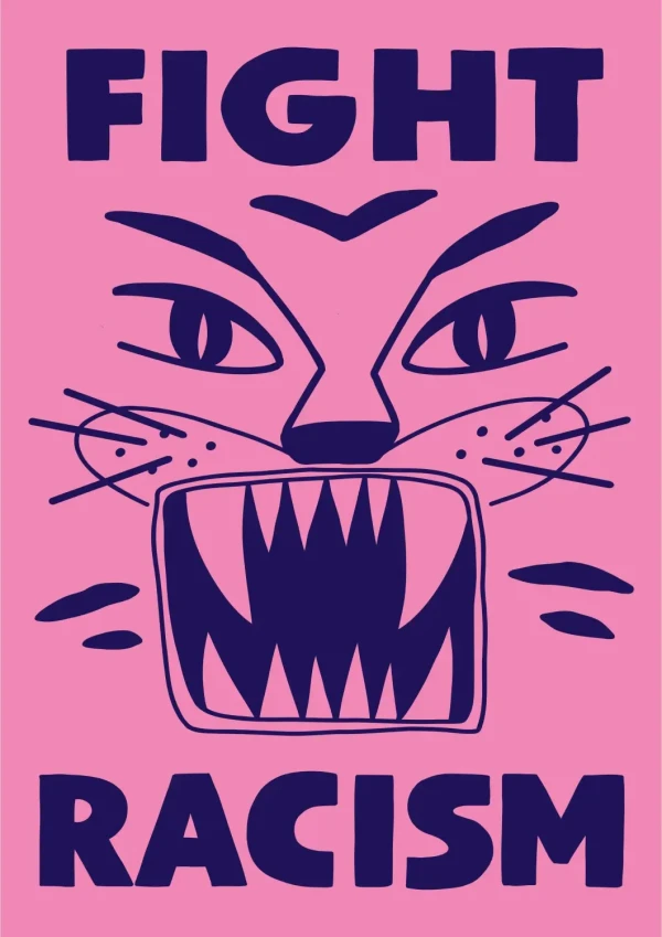 Rosa Plakat mit einem stilisierten, wilden Tiergesicht in dunkelblau. Der Text lautet "Fight Racism" in fetten, dunkelblauen Buchstaben. Das Design ist fett und eindrucksvoll.