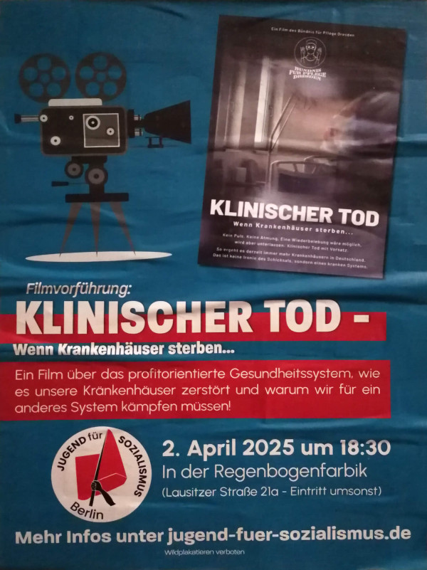 Ein Poster auf blauem Hintergrund zeigt eine Zeichnung einer Filmkamera links und das Filmplakat von "Klinischer Tod" rechts. Der Titel lautet: "Klinischer Tod - Wenn Krankenhäuser sterben...". Darunter steht: "Ein Film über das profitorientierte Gesundheitssystem, wie es unsere Krankenhäuser zerstört und warum wir für ein anderes System kämpfen müssen!" Die Vorführung ist datiert auf den 2. April 2025 um 18:30 Uhr in der Regenbogenfabrik. Unten steht: "Mehr Infos unter jugend-fuer-sozialismus.de".