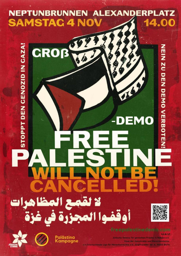 Ein Poster mit rotem Hintergrund zeigt eine stilisierte palästinensische Flagge und Kufiya in der Mitte. Oben steht: "Neptunbrunnen Alexanderplatz Samstag 4 Nov 14.00". Links: "Stoppt den Genozid in Gaza!". Rechts: "Nein zu den Demo Verboten!". In der Mitte steht groß: "Groß-Demo Free Palestine Will Not Be Cancelled!". Unten sind die Informationen auf arabisch und Webseitenlink "freepalestinedemo.com". Logos von Jüdische Stimme und Palästina Kampagne sind unten links. Ein QR-Code befindet sich unten rechts.