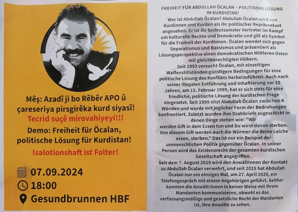 Ein Poster mit gelbem Hintergrund zeigt das Bild eines Mannes in Schwarz-Weiß mit einem Vogelmotiv. Links steht auf Kurdisch: "Mêş: Azadî ji bo Rêber APO û çareseriya pirsgîreka kurd siyasî! Tecrîd suçe mirovahiyeyi!!! Demo: Freiheit für Öcalan, politische Lösung für Kurdistan! Isolationshaft ist Folter!" Darunter sind Datum, Zeit und Ort: "07.09.2024, 18:00, Gesundbrunnen HBF." Rechts in Schwarz auf Weiß ist ein langer Text über Abdullah Öcalan und politische Forderungen.