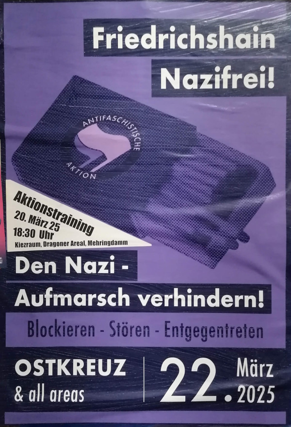 Ein Poster mit lilafarbenem Hintergrund und weißer Schrift. Oben steht "Friedrichshain Nazifrei!" mit einem Logo der Antifaschistischen Aktion auf einer Streichholzschachtel. Darunter ist ein weißes Dreieck mit "Aktionstraining 20. März 25, 18:30 Uhr, Kiezraum, Dragoner Areal, Mehringdamm". In der Mitte steht: "Den Nazi-Aufmarsch verhindern!". Unten steht: "Blockieren - Stören - Entgegentreten" und "OSTKREUZ & all areas 22. März 2025". Das Design ist kontrastreich und auffällig.