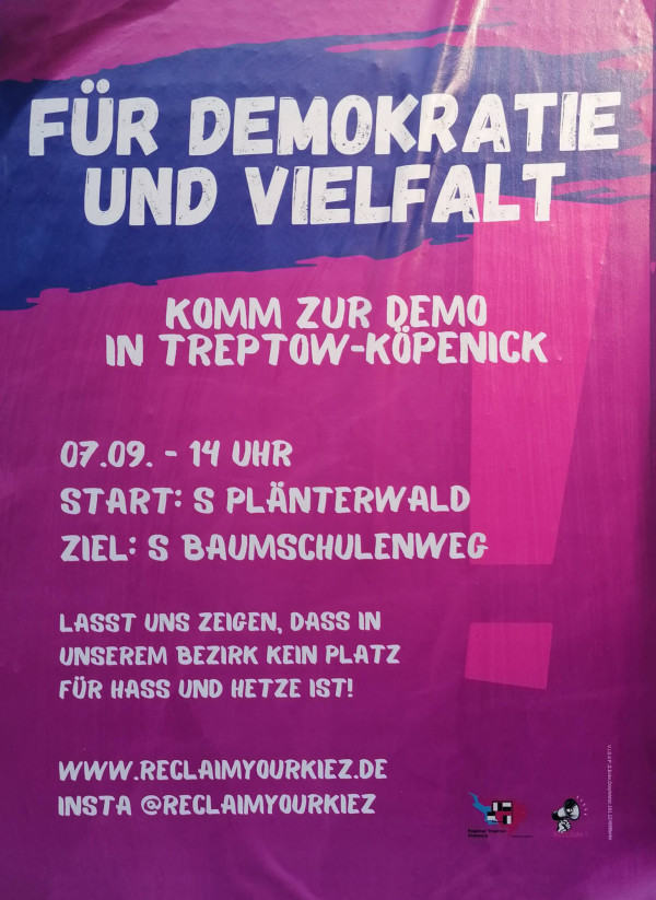 Ein Poster mit einem Hintergrund in kräftigem Pink und Blau. Oben steht in weißer Schrift: "Für Demokratie und Vielfalt". Darunter: "Komm zur Demo in Treptow-Köpenick". Unten links sind Details zur Veranstaltung: "07.09. - 14 Uhr, Start: S Plänterwald, Ziel: S Baumschulenweg". Der Text endet mit: "Lasst uns zeigen, dass in unserem Bezirk kein Platz für Hass und Hetze ist!" Unten sind eine Website und ein Instagram-Handle angegeben: "www.reclaimyourkiez.de" und "Insta @reclaimyourkiez". Rechts unten sind kleine Logos.