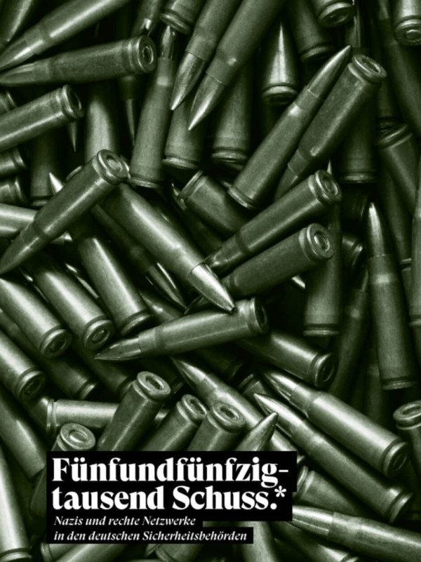 Ein Plakat zeigt einen Haufen grüner Kugeln mit der Aufschrift "Fünfundfünfzigtausend Schuss.* Nazis und rechte Netzwerke in den deutschen Sicherheitsbehörden" in weißer Schrift auf einem schwarzen Rechteck.