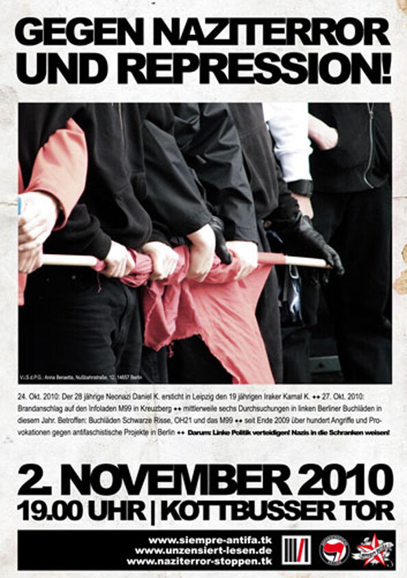 Ein Poster mit dem Titel "Gegen Naziterror und Repression!" zeigt ein Bild von Personen in schwarzer Kleidung, die rote Fahnen zusammenhalten. Der Hintergrund ist schwarz-weiß. Unten steht in großen schwarzen Buchstaben: "2. November 2010, 19.00 Uhr, Kottbusser Tor". Darunter sind mehrere Webseiten aufgelistet. Der Text informiert über Ereignisse im Oktober 2010, darunter ein Mord und Brandanschläge durch Neo-Nazis. Das Design ist in Schwarz, Rot und Weiß gehalten.