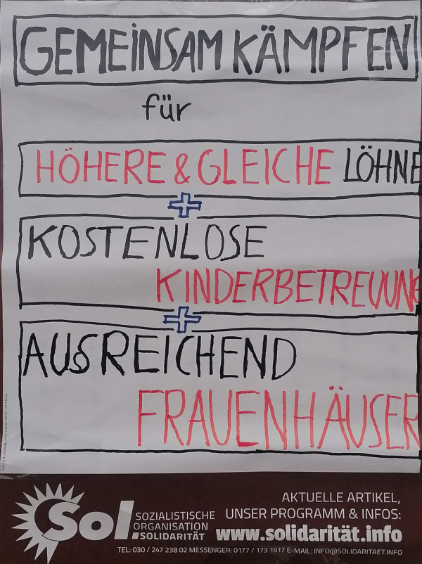 Ein Poster mit dem Titel "Gemeinsam kämpfen" in schwarzer Schrift auf weißem Hintergrund. Darunter steht in kleinerer Schrift "für". Drei Forderungen sind aufgelistet, jeweils in roten und schwarzen Buchstaben: "Höhere & gleiche Löhne", "Kostenlose Kinderbetreuung", "Ausreichend Frauenhäuser", getrennt durch horizontale Linien. Unten rechts ist das Logo der Sozialistischen Organisation Solidarität (Sol) auf braunem Hintergrund mit Kontaktinformationen und Webseite.