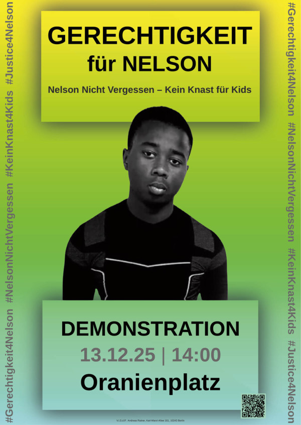 Ein Poster mit grün-gelbem Farbverlauf zeigt oben den Text "Gerechtigkeit für Nelson" und darunter "Nelson Nicht Vergessen – Kein Knast für Kids". Ein Schwarz-Weiß-Foto eines Jugendlichen ist zentral platziert. Unten steht "Demonstration 13.12.25 | 14:00 Oranienplatz". An den Rändern sind Hashtags wie #Gerechtigkeit4Nelson und #KeinKnast4Kids. Ein QR-Code ist unten rechts.