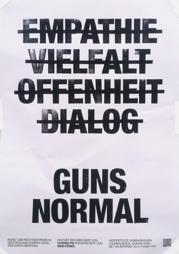Ein Poster mit weißem Hintergrund zeigt in großen schwarzen Buchstaben die Wörter "Empathie", "Vielfalt", "Offenheit" und "Dialog", die durchgestrichen sind. Darunter steht "Guns Normal" in ebenso großen schwarzen Buchstaben, jedoch nicht durchgestrichen. Am unteren Rand befinden sich kleinere Texte: "Rund 1.000 Rechtsextreme in Deutschland dürfen legal eine Waffe besitzen." sowie Informationen zur Recherche und einem Spendenaufruf für unabhängigen Journalismus. Ein QR-Code ist rechts unten zu sehen.