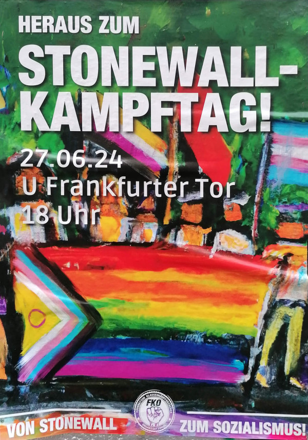 Ein Poster mit einem lebhaften, bunten Hintergrund, der die Regenbogenflagge und andere Pride-Flaggen zeigt. Im oberen Teil steht in großen weißen Buchstaben "Heraus zum Stonewall-Kampftag!". Darunter sind das Datum "27.06.24" und der Ort "U Frankfurter Tor, 18 Uhr" angegeben. Am unteren Rand steht "Von Stonewall zum Sozialismus!" in weißen Buchstaben auf einem rot-lila Hintergrund. Die Gestaltung ist sehr farbig und der Hintergrund besteht aus groben Pinselstrichen.