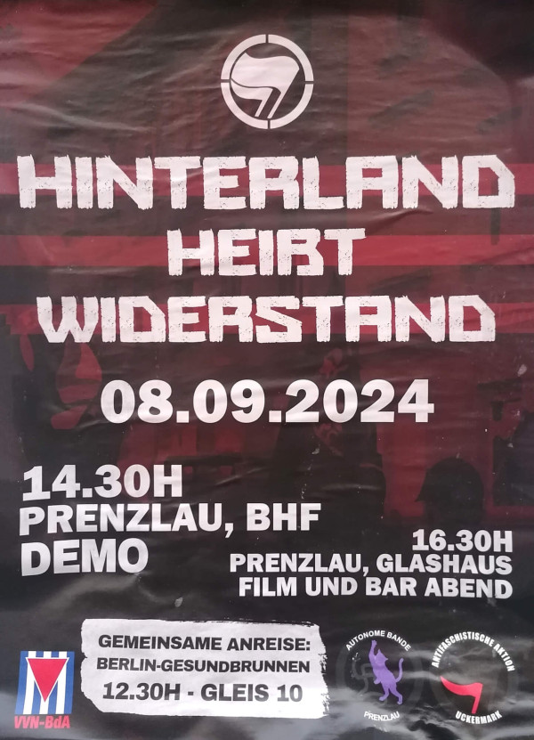 Ein Poster mit einem dunklen schwarz-roten Hintergrund. Oben befindet sich in weiß das Logo der Antifaschistischen Aktion. Der Text lautet: "Hinterland heißt Widerstand. 08.09.2024. 14.30h Prenzlau, Bhf Demo. 16.30h Prenzlau, Glashaus Film und Bar Abend." Unten steht: "Gemeinsame Anreise: Berlin-Gesundbrunnen 12.30h - Gleis 10." Links unten ist das Logo der VVN-BdA und rechts Symbole der Autonome Bande Prenzlau und Antifaschistische Aktion Uckermark.