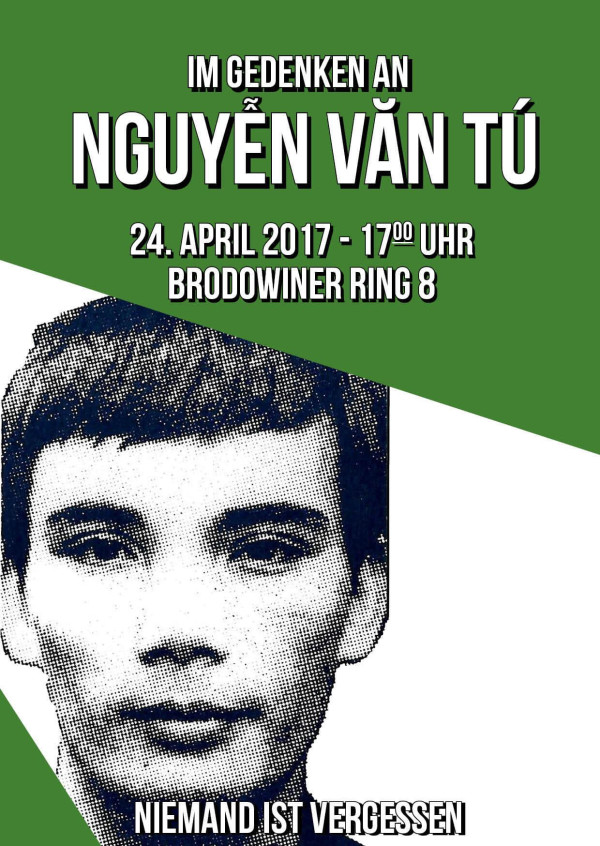 Ein Poster mit grünem Hintergrund und schrägem weißen Bereich zeigt oben den Text "Im Gedenken an Nguyễn Văn Tú". Darunter steht: "24. April 2017 - 17 Uhr, Brodowiner Ring 8". Unten ist ein gepunktetes Schwarz-Weiß-Bild eines Gesichts zu sehen. Am unteren Rand steht in weißer Schrift "Niemand ist vergessen".