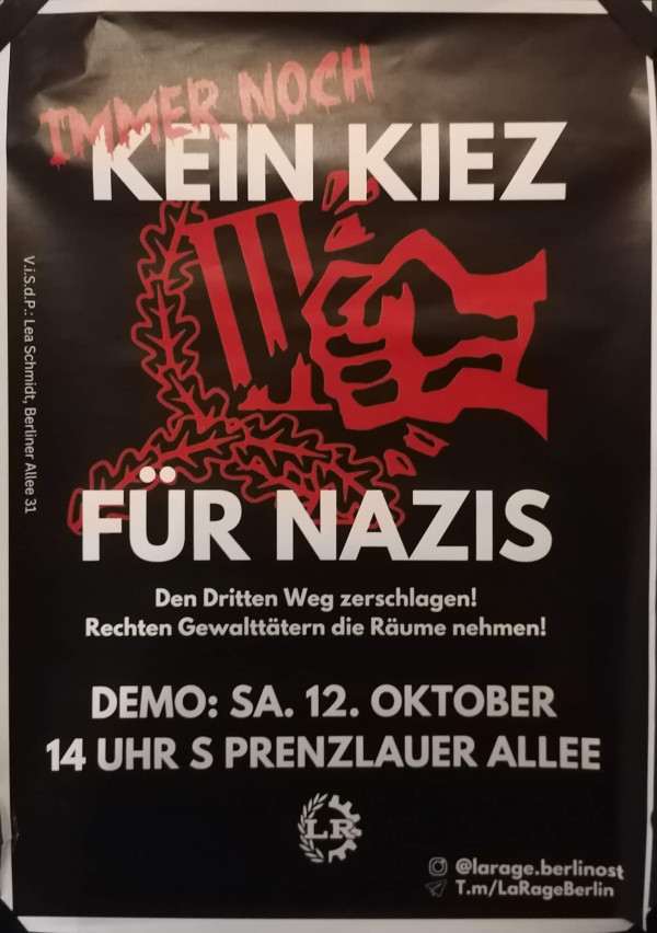 Schwarzes Poster mit rotem und weißem Text. Oben steht in roter Schrift "Immer noch", darunter in großen weißen Buchstaben "Kein Kiez für Nazis". Im Hintergrund eine rote Faust, die das Logo vom Dritten Weg zerschlägt. Text darunter: "Den Dritten Weg zerschlagen! Rechten Gewalttätern die Räume nehmen!" Unten: "Demo: Sa. 12. Oktober, 14 Uhr S Prenzlauer Allee". Logo von La Rage mit Kranz und Zahnrad, daneben Social-Media-Handles.