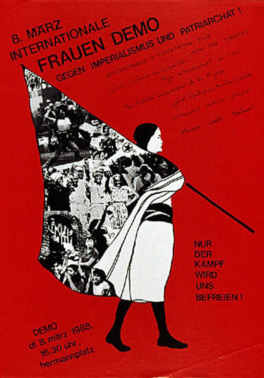 Rotes Plakat mit dem Schwarz-Weiß-Bild einer Frau, die eine Fahne mit historischen Fotos hält. Der Text lautet: "8. März Internationale Frauen Demo. Gegen Imperialismus und Patriarchat! Nur der Kampf wird uns befreien! Demo Di 8. März 1988, 16.30 Uhr Hermannplatz."