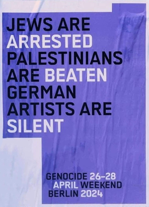 Ein Poster mit einem Hintergrund in Lila und Weiß. Der Text in schwarzer und weißer Schrift lautet: "Jews are arrested, Palestinians are beaten, German artists are silent. Genocide Weekend Berlin. 26-28 April 2024." Der Text ist in Großbuchstaben geschrieben, wobei bestimmte Wörter in Weiß hervorgehoben sind. Das Design ist schlicht mit einem starken Kontrast zwischen den Farben, um die Botschaft hervorzuheben. Es handelt sich beim Design um ein Adbusting der "Gallery Weekend Berlin".
