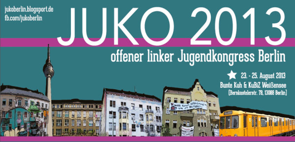 Das Poster zeigt den Text "JUKO 2013 offener linker Jugendkongress Berlin" in großen weißen Buchstaben auf einem türkisfarbenen Hintergrund mit einem pinken Streifen. Links oben stehen die Webseiten "jukoberlin.blogsport.de" und "fb.com/jukoberlin". Darunter ist eine Collage von Berliner Gebäuden und einer gelben U-Bahn zu sehen. Rechts ist der Veranstaltungstermin "23. - 25. August 2013" und der Ort "Bunte Kuh & KuBiZ Weißensee (Bernkastelerstr. 78, 13088 Berlin)" angegeben.