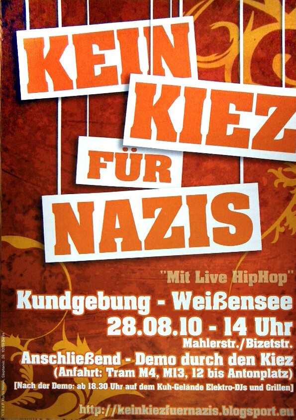 Ein Poster mit dem Text "Kein Kiez für Nazis" in großen, orangefarbenen Buchstaben auf weißen Schildern vor einem rot-braunen, gemusterten Hintergrund. Darunter steht in weißer Schrift: "Mit Live HipHop. Kundgebung - Weißensee. 28.08.10 - 14 Uhr. Mahlerstr./Bizetstr. Anschließend - Demo durch den Kiez (Anfahrt: Tram M4, M13, 12 bis Antonplatz). Nach der Demo: ab 18.30 Uhr auf dem Kuh-Gelände Elektro-Dis und Grillen". Unten ist eine Webadresse: "http://keinkiezfuernazis.blogsport.eu".