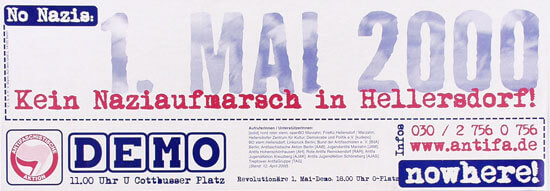 Plakat mit weißem Hintergrund und blauem und rotem Text. Der Haupttext lautet "1. Mai 2000 Kein Naziaufmarsch in Hellersdorf!" Inklusive "No Nazis" und "Demo" mit Details unter www.antifa.de.